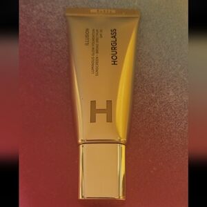 Hourglass Illusion Luminous Glow Foundation 22